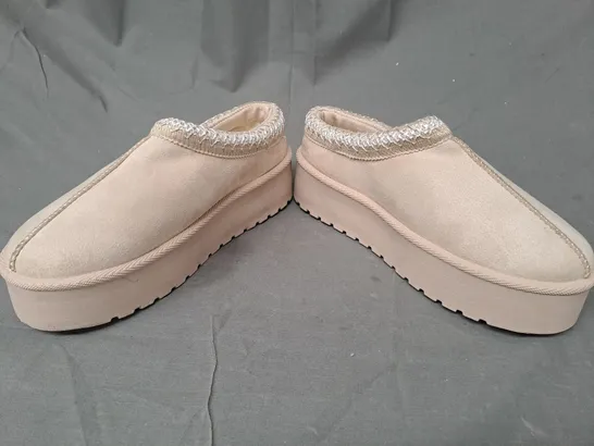 BOXED PAIR OF UGG PLATFORM SHOES IN BEIGE EU SIZE 40