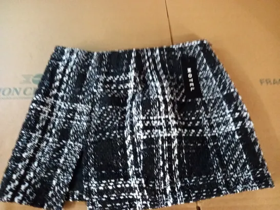 MOTEL MELA SKIRT IN CHECK BLACK - S