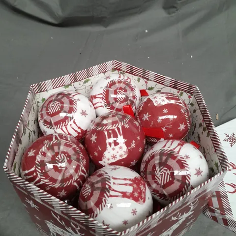 BOX OF DECORATIVE CHRISTMAS TREE BAUBLES