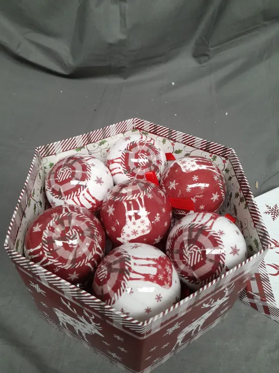 BOX OF DECORATIVE CHRISTMAS TREE BAUBLES