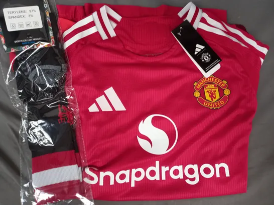 ADIDAS MANCHESTER UNITED JERSEY SIZE XL W. SOCKS