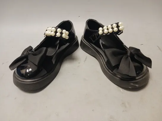 BOXED PAIR OF DESIGNER KIDS SHOES IN GLOSSY BLACK W. PEARL EFFECT DETAIL EU SIZE 29