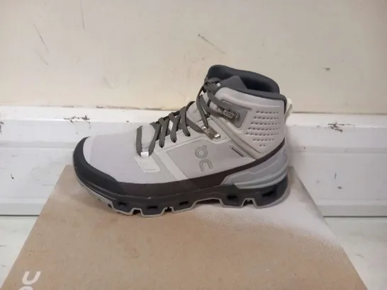 BOXED ON CLOUDROCK 2 WATERPROOF BOOTS SIE 4.5