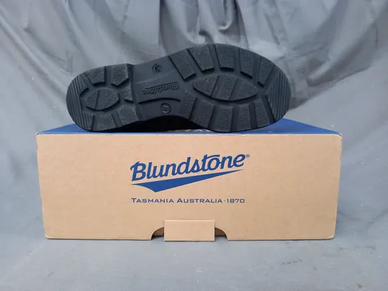 BOXED PAIR OF BLUNDSTONE ELASTIC SIDED BOOTS IN BLACK UK SIZE 4