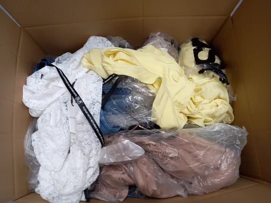 BOX OF APPROXIMATELY 25 ASSORTED CLOTHING ITEMS TO INCLUDE - HAT , T-SHIRT , BRA ETC