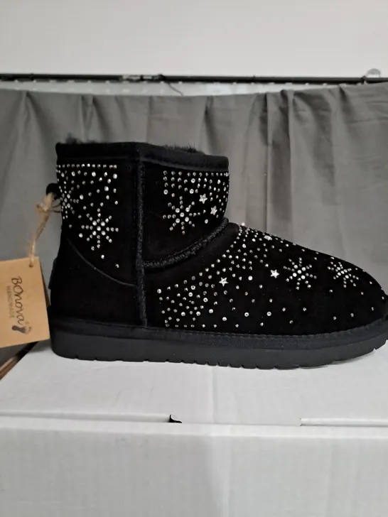 BOXED PAIR OF BONOVA SPARKLE SHEEPSKIN BOOTS BLACK SIZE 5