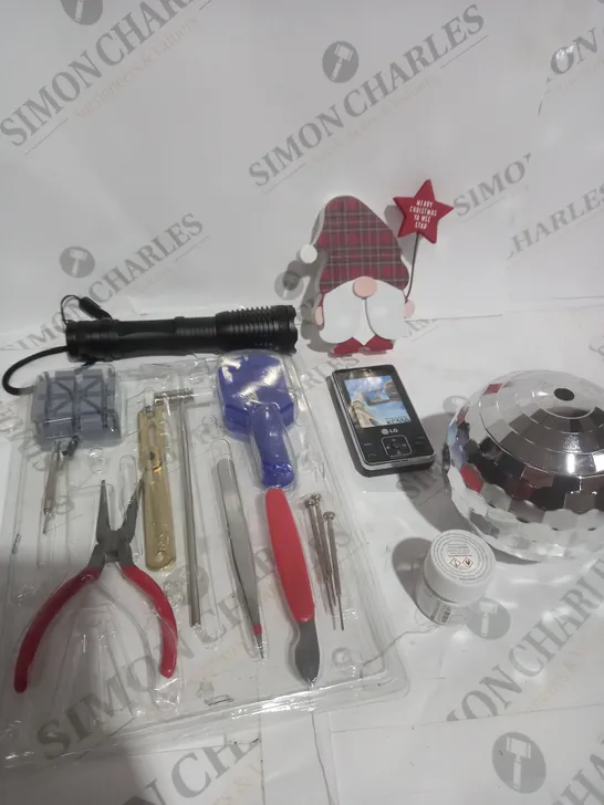 BOX OF APPROXIMATELY 20 ASSORTED ITEMS TO INCLUDE - CHRISTMAS DÉCOR, TOOL SET, FLASH LIGHT ETC