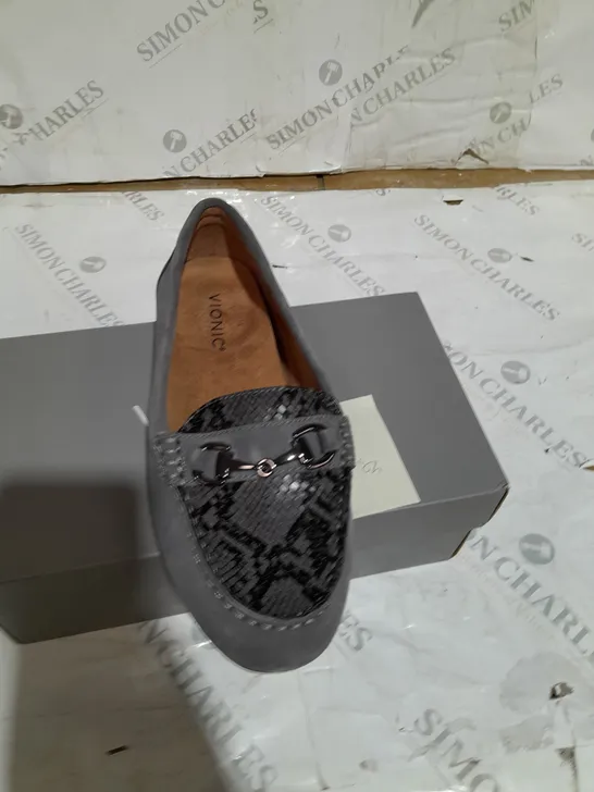 SHOE BOX CONTAINING HONOR DAYNA GREY LOAFERS - SIZE 6.5