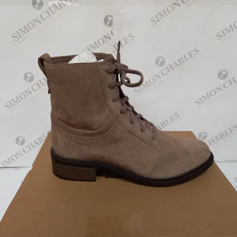 BOXED PAIR OF CLARKS BOOTS IN PEBBLE SUEDE - SIZE 7