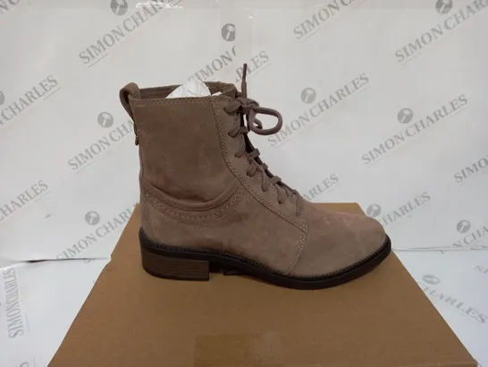 BOXED PAIR OF CLARKS BOOTS IN PEBBLE SUEDE - SIZE 7