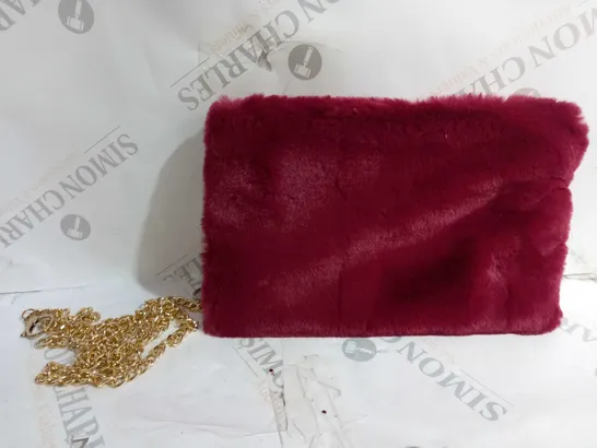 KIM&CO FURRY CLUCH HAND BAG IN MAROON