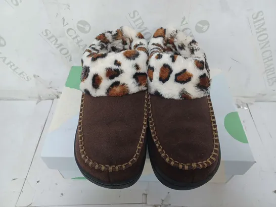 BOXED EARTH SLIPPERS IN DARK BROWN CHEETAH - SIZE 6