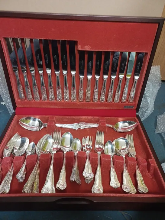 NEWBRIDGE CUTLERY CO LARGE STAINLESS STEEL CUTLERY SET IN A WOODEN PRESENTATION BOX