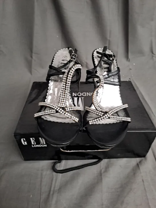 BOXED LOT OF 12 PAIRS OF GEMZ LONDON LADIES SANDALS BLACK. VARIOUS SIZES