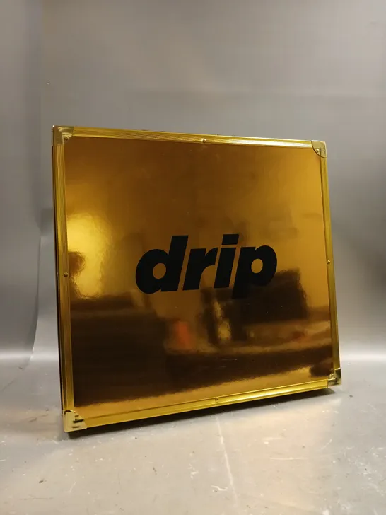 8 X DRIP SPARKLING & STILL MINERAL WATER CANS IN GOLD EFFECT BRIEFCASE 