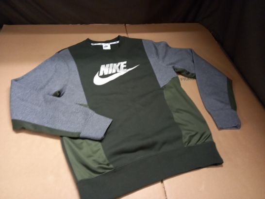 NIKE CREW NECK JUMPER IN GREEN/GREY - S