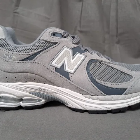 PAIR OF NEW BALANCE TRAINERS IN GREY UK SIZE 7