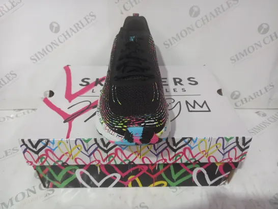 BOXED PAIR OF SKECHERS GO RUN WOMEN'S TRAINERS IN BLACK/MULTICOLOUR SIZE 7