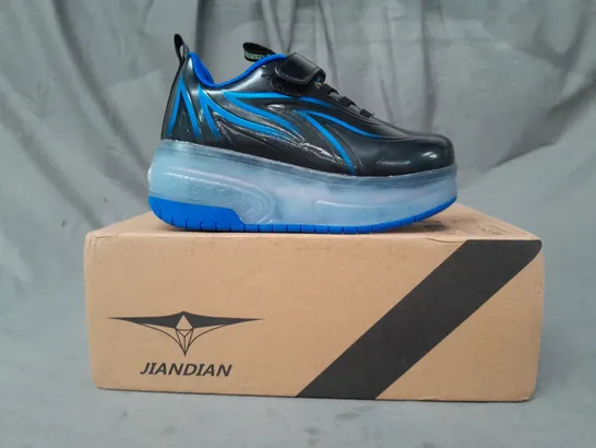 BOXED PAIR OF JIANDIAN WHEELED TRAINERS IN BLACK/BLUE EU SIZE 30