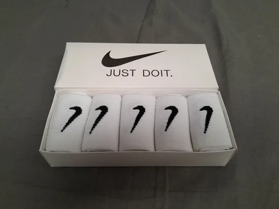 BOXED NIKE JUST DO IT WHITE SOCKS - SIZE UNSPECIFIED 