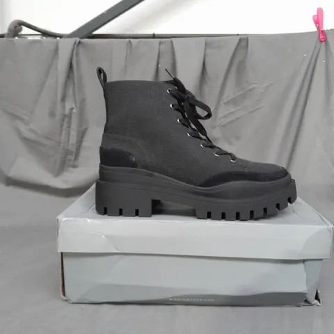 BOXED PAIR OF VIONIC ASPEN MILLIE LACE UP HIKER BOOTS IN BLACK SIZE 7 