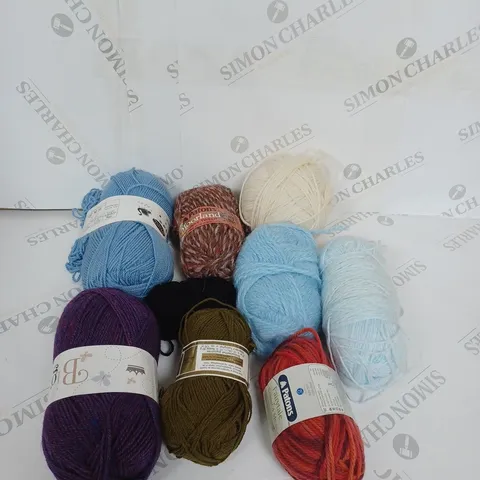 LARGE BOX OF ASSORTED YARNS OF WOOL IN DIFFERENT COLORS