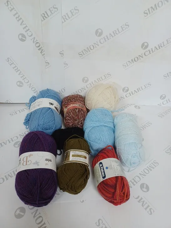 LARGE BOX OF ASSORTED YARNS OF WOOL IN DIFFERENT COLORS