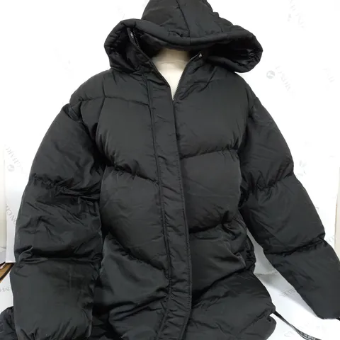 IN THE STYLE CURVE BLACK LONGLINE PUFFER IN BLACK - UK SIZE 26