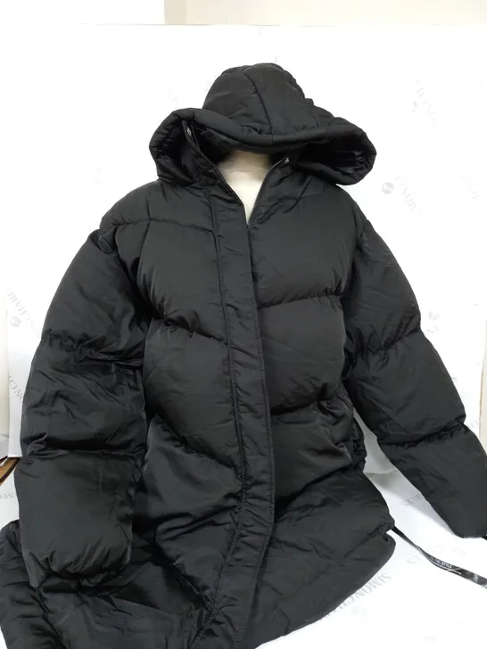 IN THE STYLE CURVE BLACK LONGLINE PUFFER IN BLACK - UK SIZE 26