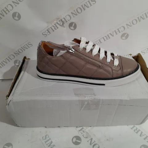 BOXED MODA IN PELLE BAYLEN LEATHER TRAINERS IN TAUPE SIZE 6