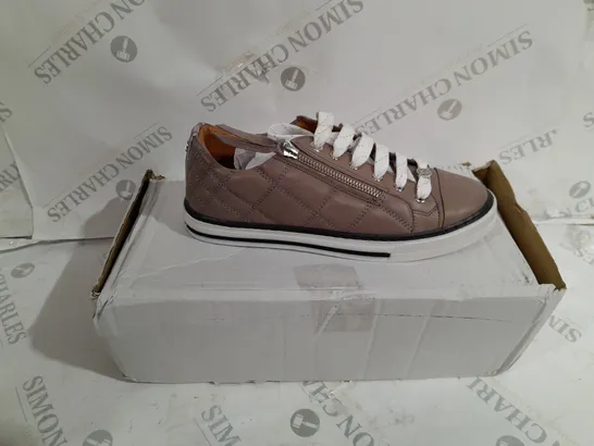 BOXED MODA IN PELLE BAYLEN LEATHER TRAINERS IN TAUPE SIZE 6