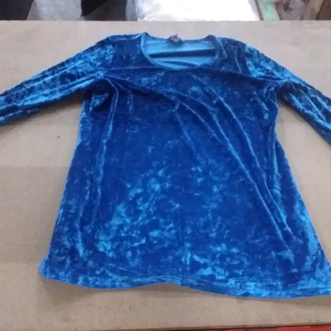 BOX OF APPROXIMATELY 20 SCOOP NECK 3/4 SLEEVE CRUSHED VELVET TOP BY MICHELE HOPE - SIZE 15