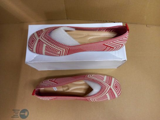 BOXED PAIR OF DESIGNER RED/WHITE PUMPS - SIZE 8