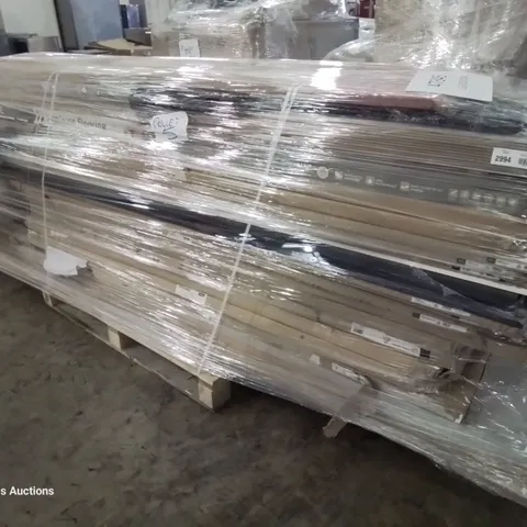 PALLET OF ASSORTED WORKTOPS & LAMINATE FLOORING 