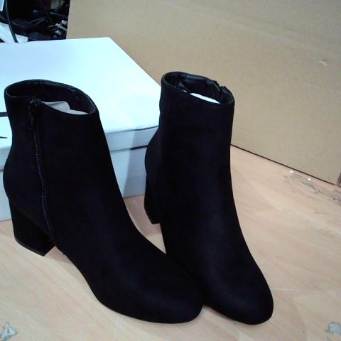 BOXED PAIR OF SHOES BY EMMA LUCINDA BOOTS BLACK SIZE 6