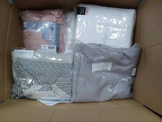 BOX OF APPROX. 20 ASSORTED BEDROOM ITEMS TO INCLUDE - EARLYS OF WITNEY COTTON THROW - UNBRANDED PLEAT KING DUVET SET KING SIZE - SLEEPDOWN FINEST PLEAT KING DUVET SET ECT