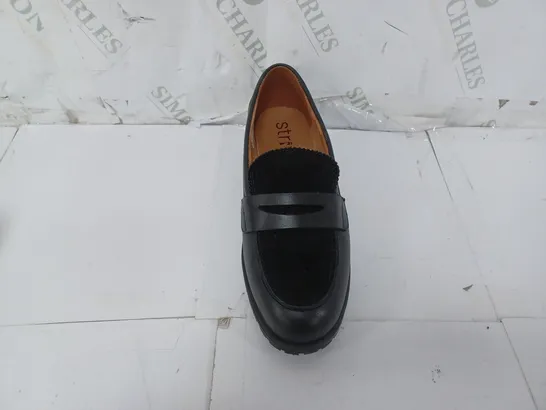 PAIR OF STRIVE LOAFERS IN BLACK SIZE 4.5 