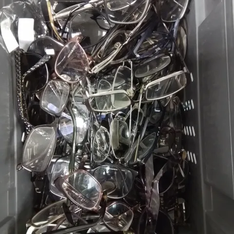APPROXIMATELY 30 ASSORTED LOOSE SPECTACLES/SUNGLASSES IN VARIOUS DESIGNS 