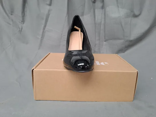 BOXED PAIR OF GOOD FOR THE SOLE WIDE FIT COMFORT CLOSED TOE HEELED SHOES IN GLOSSY BLACK SIZE 7