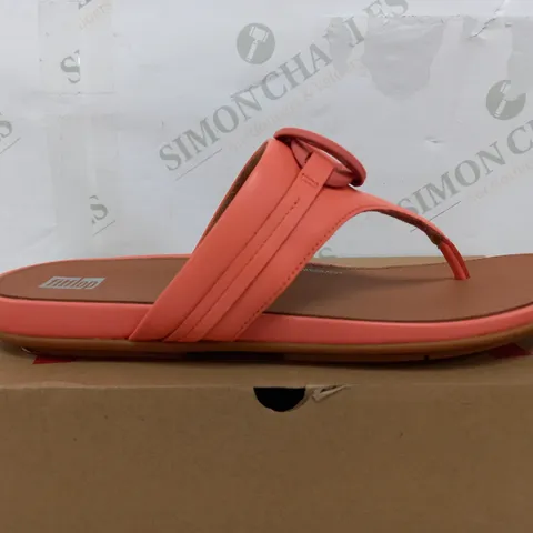 BOXED PAIR OF FITFLOPS GRACIE RUBBER CIRCLET LEATHER TOE POST SANDALS IN SUNSHINE CORAL - UK 7