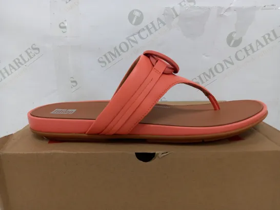 BOXED PAIR OF FITFLOPS GRACIE RUBBER CIRCLET LEATHER TOE POST SANDALS IN SUNSHINE CORAL - UK 7