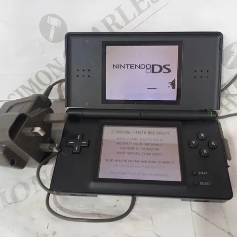 NINTENDO DS LITE HANDHELD GAMES CONSOLE IN BLACK (USG-001) W. CHARGER