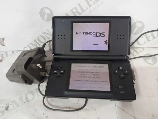 NINTENDO DS LITE HANDHELD GAMES CONSOLE IN BLACK (USG-001) W. CHARGER