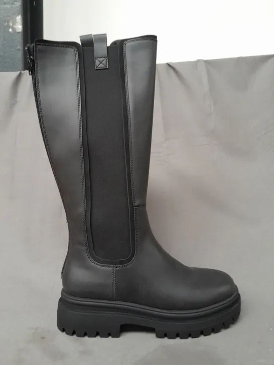 BOXED PAIR OF ROCKET DOG KNEE-HIGH BOOTS IN BLACK UK SIZE 6