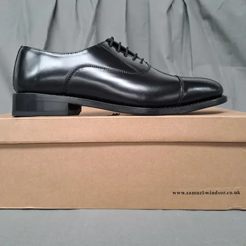 BOXED PAIR OF SAMUEL WINDSOR LACE UP SHOES IN BLACK UK SIZE 10