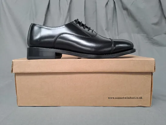 BOXED PAIR OF SAMUEL WINDSOR LACE UP SHOES IN BLACK UK SIZE 10