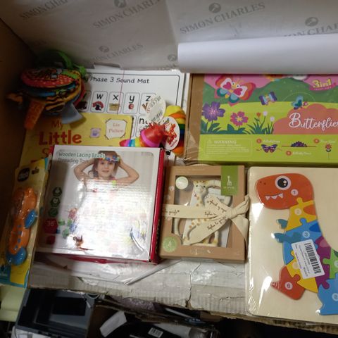 LOT OF ASSORTED BABY ASSOCIATED TOYS TO INCLUDE WOODEN BEADS, PUZZLES, AND ALPHABET MAT