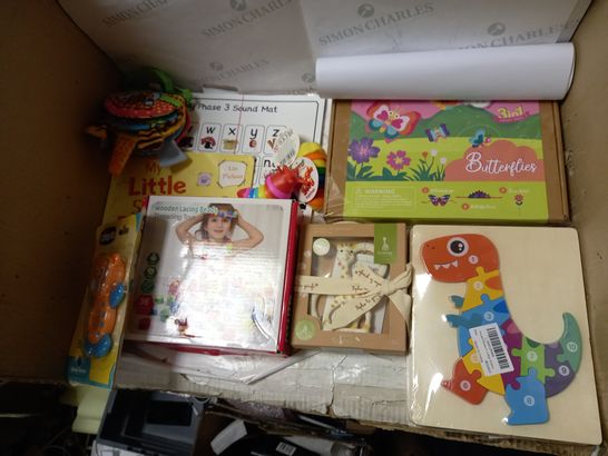 LOT OF ASSORTED BABY ASSOCIATED TOYS TO INCLUDE WOODEN BEADS, PUZZLES, AND ALPHABET MAT