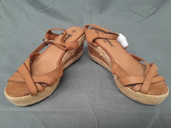 BOX OF APPROXIMATELY 10 PAIRS OF GENERATION OPEN TOE WEDGE SANDALS IN TAN - VARIOUS SIZES