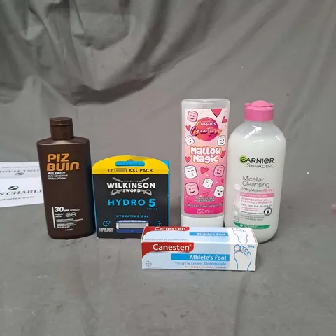 APPROXIMATELY 20 ASSORTED COSMETIC PRODUCTS TO INCLUDE WILKINSON SWORD BLADES, CUSSONS CREATIONS SHOWER GEL AND PIZ BUIN ALLERGY SKIN LOTION ETC. 